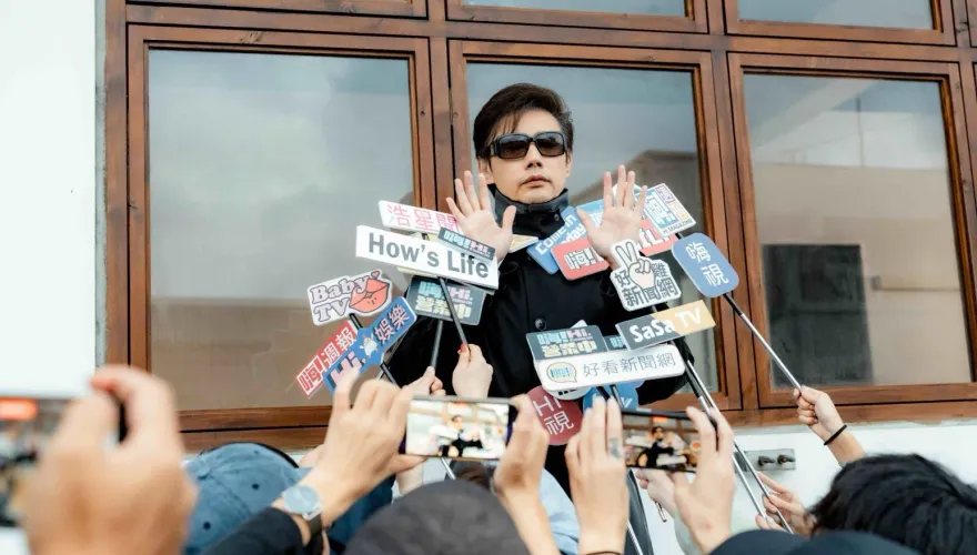 資深偶像重金復出？包偉銘被問「還跑得動嗎」　嚴肅反應曝
