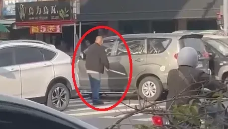 影/台南荒唐父「借兒名義貸款」遭拒怒砸車　兒也開車反制