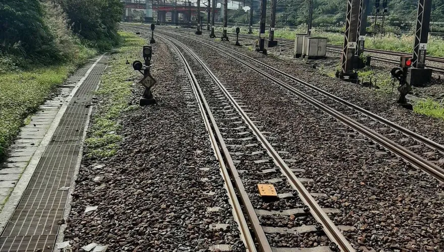高雄車站驚傳意外！旅客失足「跌落軌道」　事故原因待查