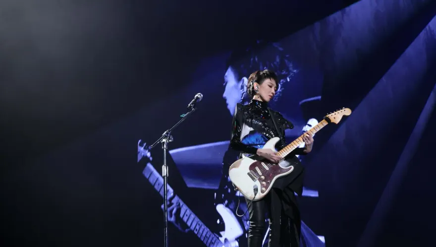 蛋頂霸氣出場！戴佩妮吊鋼絲「12公尺」從天而降　保額達上億