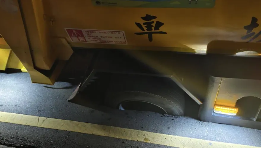 新竹驚傳柏油路塌陷！垃圾車輪胎遭吞噬