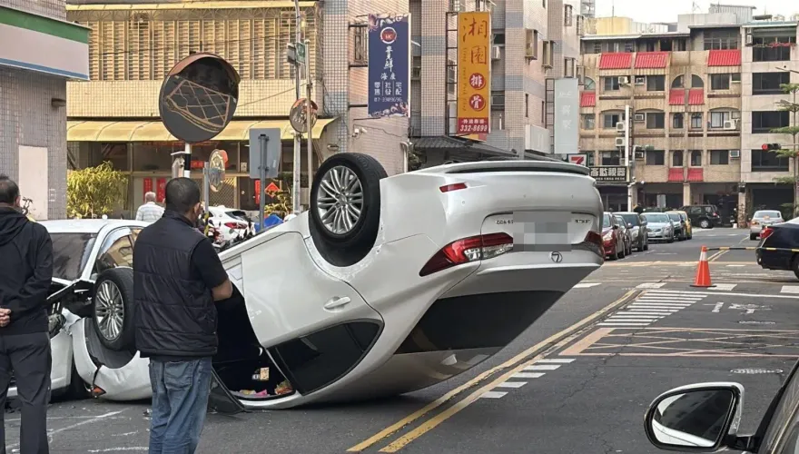 又是酒駕！高雄LEXUS猛撞2車翻覆「車頭全毀」