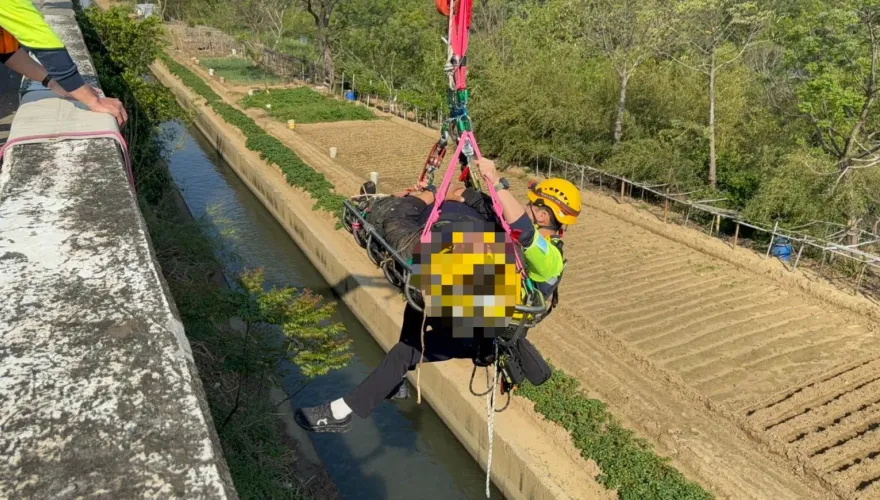 命懸一線！竹北男騎車墜3層樓高橋　吊掛畫面曝