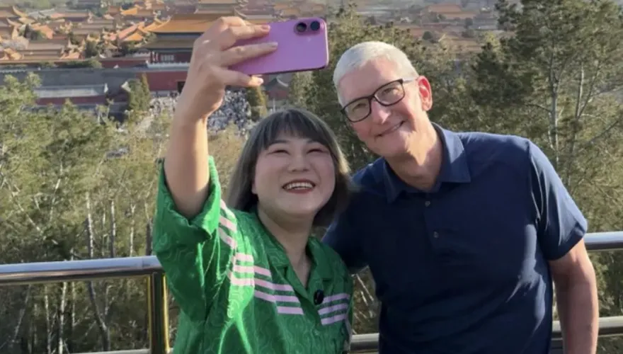 庫克現身北京！與吳慷仁老闆爬景山　出席中國發展高層論壇