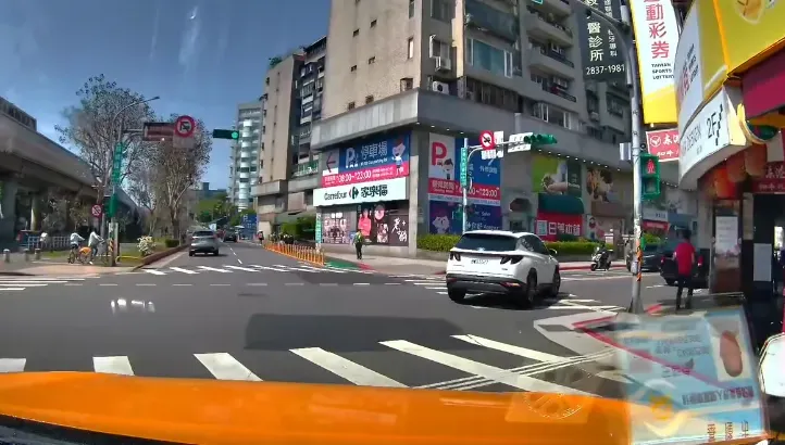 警衝路中央攔車！他未讓行人被開單　網看很久：有紅衣男