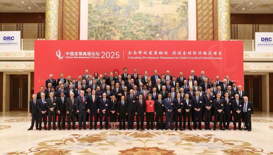 長和風波之際！李嘉誠次子赴京出席論壇　與陸總理同框