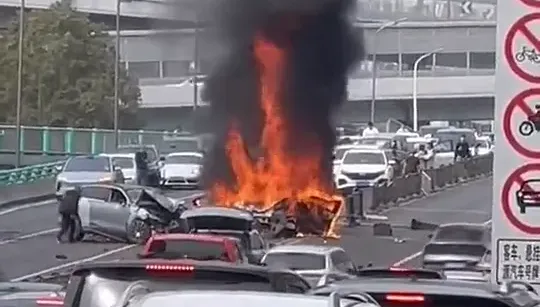 影/嚇人！成都轎車逆撞2車釀5傷　當街自燃燒成廢鐵