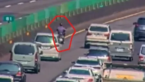 影/直擊！機車叔騎上國3「內車道」搖搖擺擺　還安全下關西
