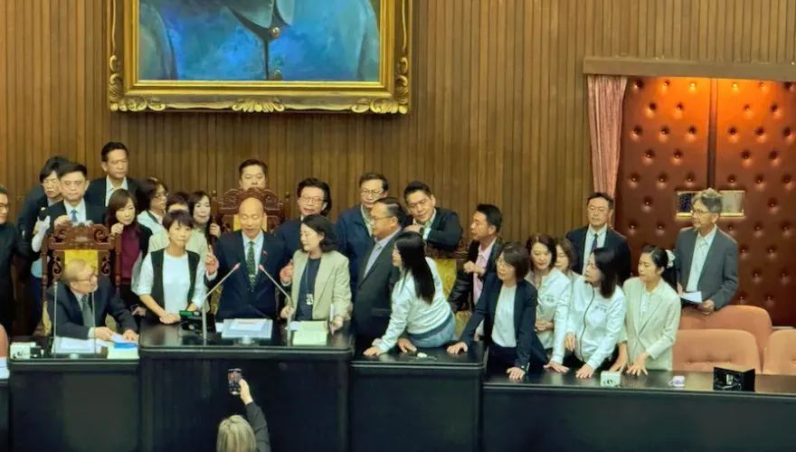 影/綠委佔領主席台！韓國瑜：不要對院長耳朵吼叫
