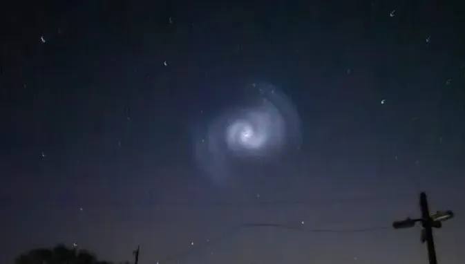 夜空出現「神秘發光螺旋」！英國各地多起目擊情報網熱議