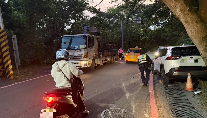 陽明山出事了！自小客猛撞文化大學後山山壁　幸無人傷亡