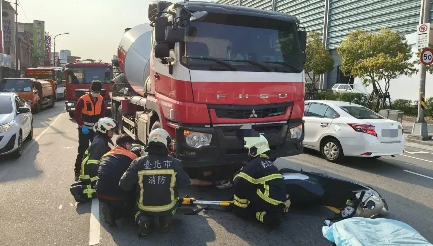 北市南港大卡車擦撞機車　騎士夾困車底無呼吸心跳
