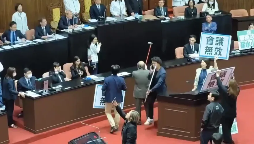 影/柯建銘出事了！拐杖砸桌「斷掉彈飛砸中徐巧芯」