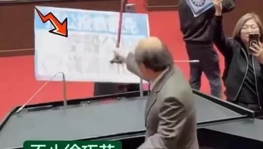 柯建銘發狂不只傷徐巧芯　綠委萬老師直播「突飛來斷拐」
