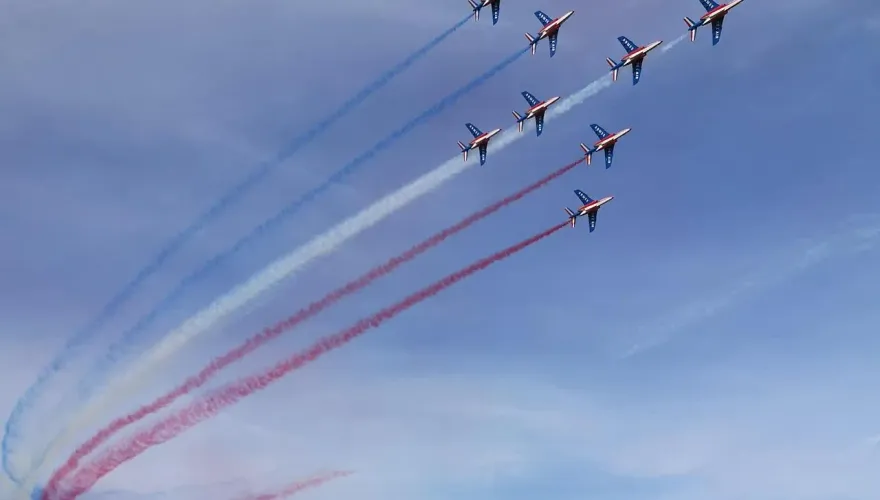 影/法國特技飛行隊訓練傳意外　2機空中相撞飛行員驚險逃生