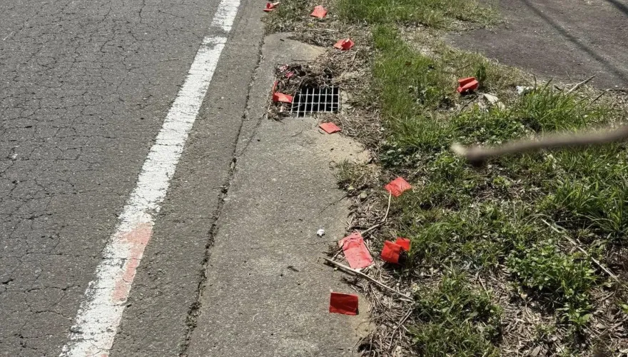 掃墓帶「避邪紅包」亂扔！清潔員清不完　廖大乙怒：很沒禮貌