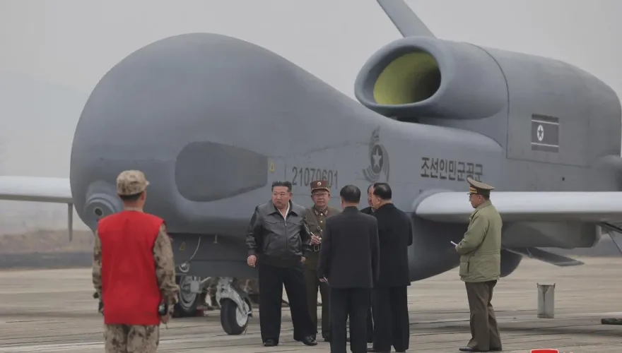 北韓首度公開空中預警機！金正恩視察AI自殺無人機