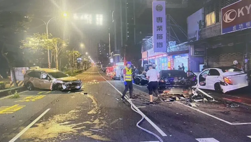 影/桃園蘆竹3車嚴重事故！「整輛撞散」釀2傷
