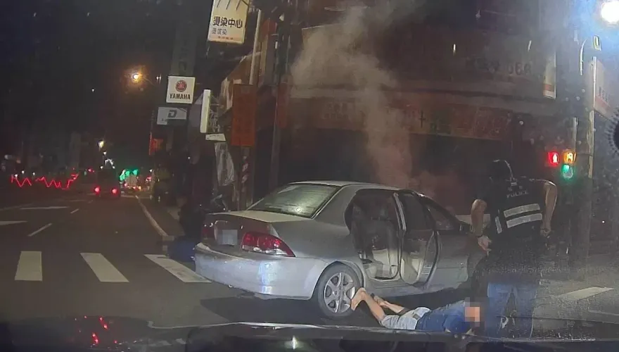 影/桃園毒蟲拒檢逆向撞「開到車起火」！警救人再逮捕
