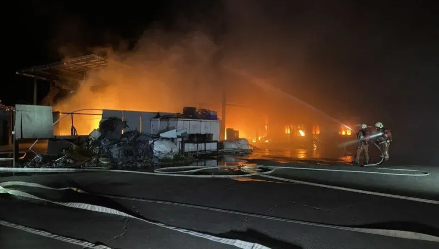 影/資源回收場祝融！竹市「廠區燃燒」烈火狂竄　幸無傷亡