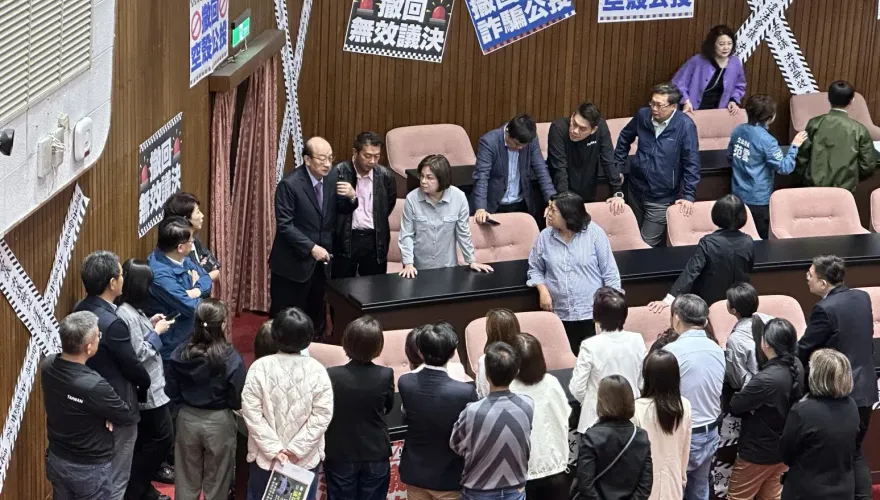 綠委擋反廢死公投封議場　柯建銘召集綠委開戰前會議