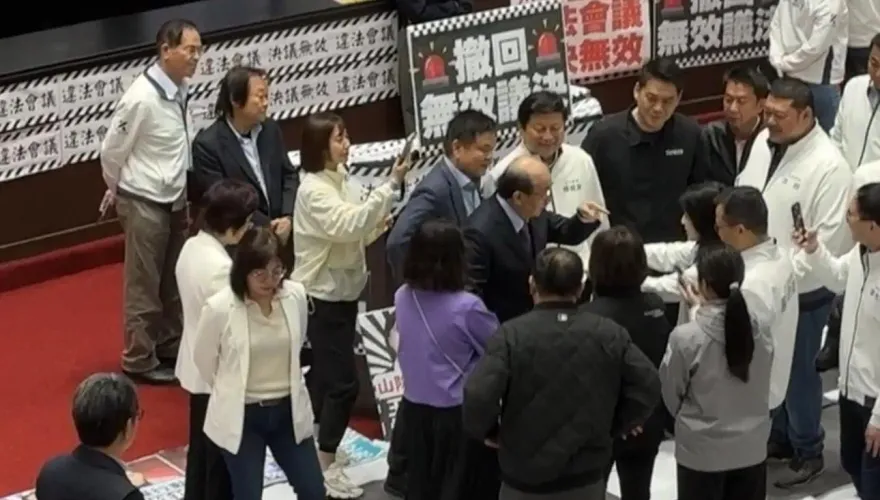 影/柯建銘才向韓國瑜約戰　卻不敢接徐巧芯驗傷單滿場逃