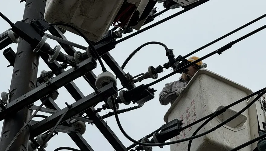 桃園電線走火！　火光迸濺嚇壞路人　釀2143戶停電