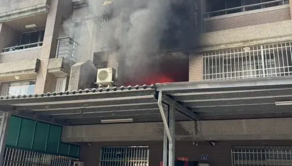 台中太平爆火警！濃煙籠罩整棟透天厝　27歲女困3樓