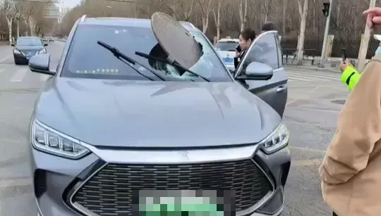 影/行車記錄器全都錄！「人孔蓋噴飛」砸穿陸車擋風玻璃