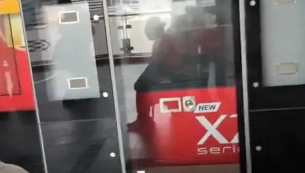 影/7.7強震狂襲！曼谷輕軌電車「如海盜船猛晃」　乘客嚇腿軟