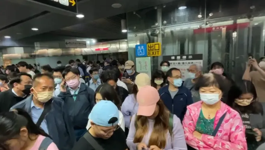 高雄捷運驚爆列車故障！美麗島站大批乘客擠翻