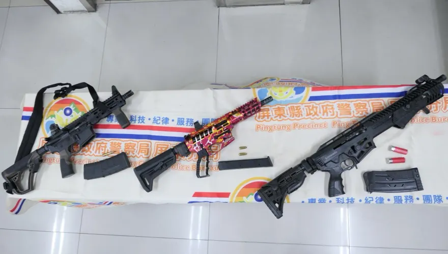 影/傳播妹坐檯爆槍戰！屏東3人帶衝鋒槍自首　主嫌仍在逃