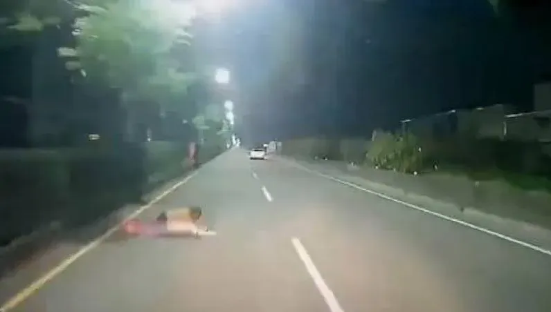 影/台南開車一半！路邊滾出一個人　他穿越分隔島差點被輾