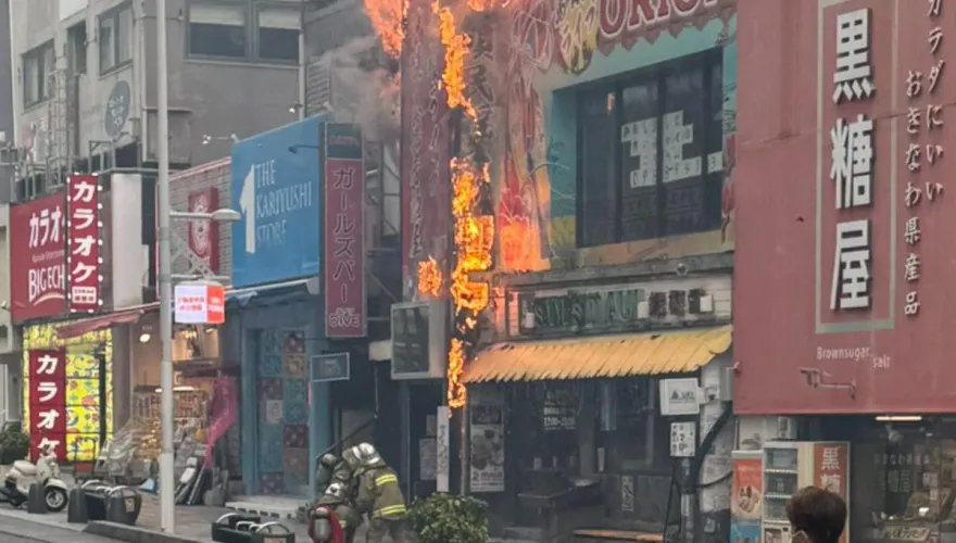 影/沖繩那霸國際通驚傳大火　烈焰狂燒畫面曝光