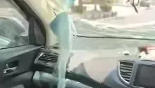 遇緬甸強震！水泥塊砸穿擋風玻璃　泰婦手臂斷鮮血直流