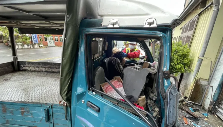 影/苗栗慘烈車禍！　「阿嬤開貨車撞民宅」車扁人命危