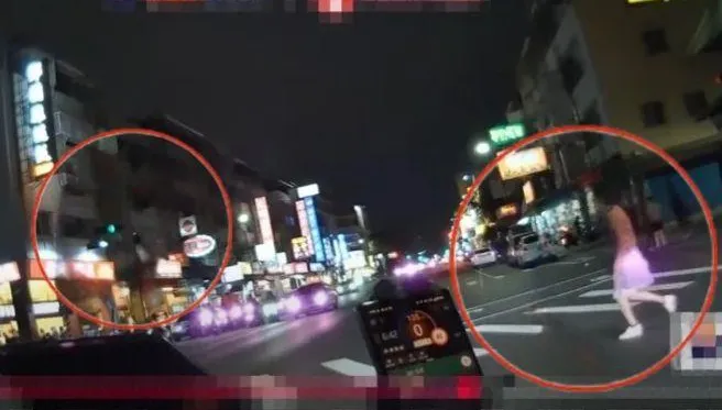高雄驚見「帝王女行人」！　網酸：紅燈硬要走，閻羅王接走