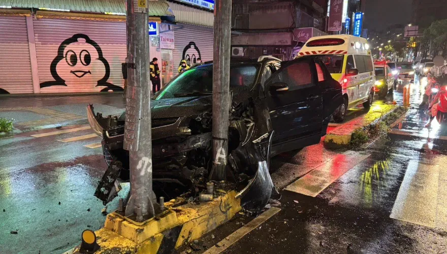 影/車頭全撞爛！中和轎車自撞分隔島　車主自行離去傷勢不明