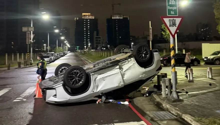 影/台中兩車相撞！電影情節「180度烏龜翻」　3人受傷送醫