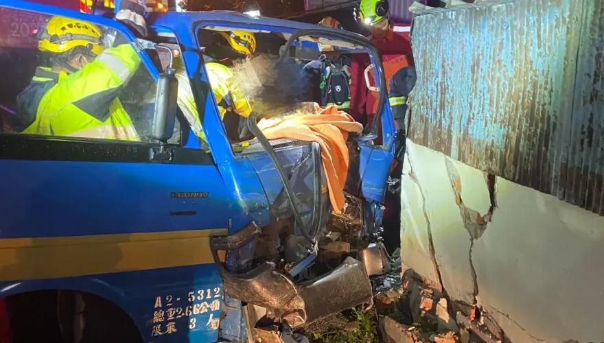 台中工程車自撞民宅「圍牆全龜裂」　駕駛慘夾車內