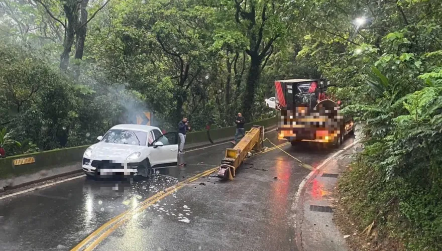新北慘烈車禍！吊車機械臂「砸中保時捷休旅車」　傷亡不明