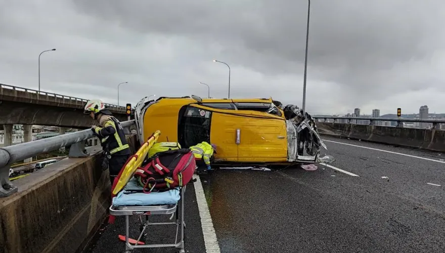 國2計程車自撞護欄翻覆　零件成血滴子射中3車