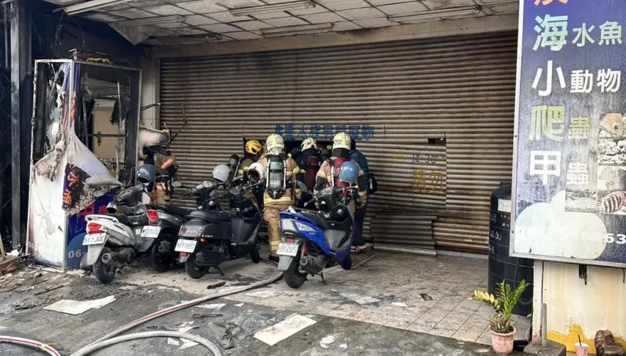影/台南「水族店惡火」廣告牌狂燃燒爛 　駭人黑煙蔽路