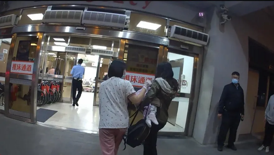 影/台南5歲女童突「嘴唇發紫」　父母焦急求助警車即刻救援