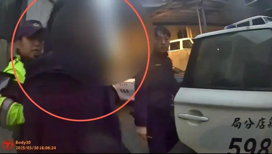 影/新店男升火取暖濃煙嚇壞鄰居　警查出他身揹2條通