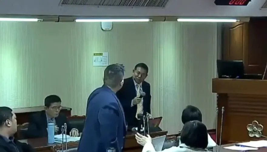 不演了！國發會主委在立院喊「我們黨團」　藍委氣炸狂飆