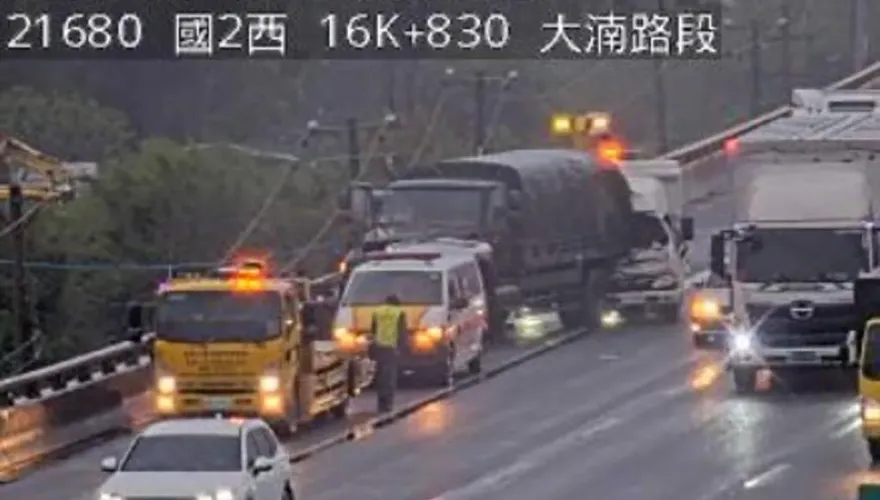 雨天路滑！國2貨車追撞軍用卡車　所幸無人受傷