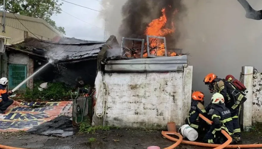 花蓮民宅大火！狂燃「燒到屋頂塌」　驚悚畫面直擊