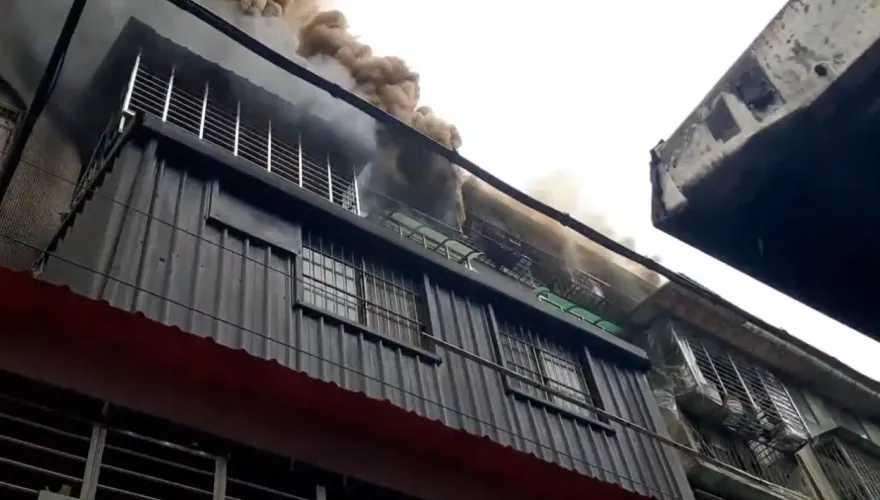 影/新北板橋4樓公寓火警　濃煙狂竄幸無人傷
