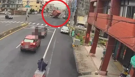 影/離心力太強！彰化田中貨櫃車過彎失控　單邊滑行後側翻